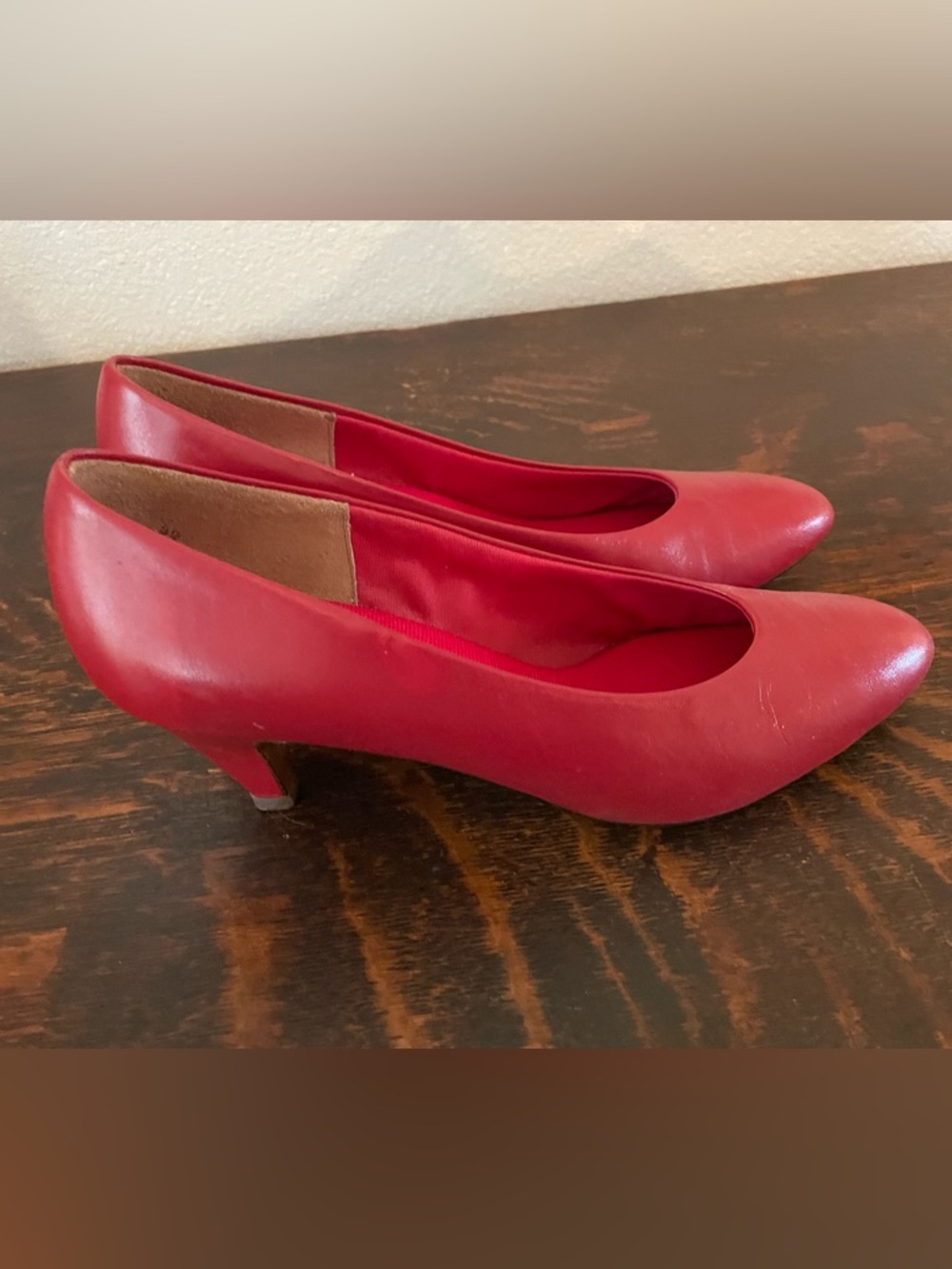 Vintage NATURAL SPORT Women's 8 Classic Low Heel Leather Upper Pumps
